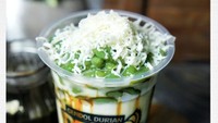 Cendol Den Bagus menjual cendol daun suji dengan santan dan gula asli. Salah satu topping favoritnya adalah durian dan keju. Kamu bisa membelinya via ojek online atau di gerainya di Depok seperti di samping pasar Depok Jaya dan di Carlos Futsal, Kalimulya. Foto: cendol_denbagus