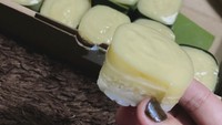 Ketan duren enak juga bisa kamu beli di Ketan Duren ala Nana. Per kotaknya isi 10 dengan harga Rp 35 ribu. Pengantarannya dari Surabaya dan Gresik, namun bisa dikirim ke luar kota. Foto: ketanduren_sby