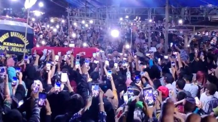 Lettu Muhamaad Ikbal korban gugur serangan KKB Papua disambut haru pelayat yang menunggu sejak pagi di Desa Anggotoa.