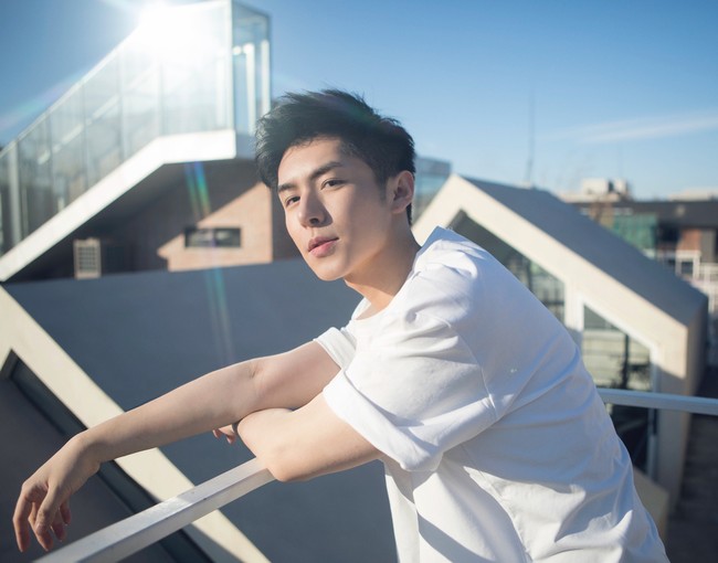 Dalam postingan terbaru Lin Haoyang berterima kasih atas perhatian para netizen. Ia pun mengakui jika dulu banyak dikritik dan terus berusaha untuk memperbaiki diri. Aku sangat senang aku tidak menyerah dengan diriku sendiri dan aku sangat bersyukur dengan pujian (dari kalian). Mereka yang pernah mengalami hujan pasti mau memegangi payung untuk orang lain. Bagiku, ini bukan hanya perubahan penampilan tapi juga perkembangan spiritual, katanya dalam sebuah video.Foto: Dok. Weibo