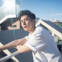 Dalam postingan terbaru Lin Haoyang berterima kasih atas perhatian para netizen. Ia pun mengakui jika dulu banyak dikritik dan terus berusaha untuk memperbaiki diri. Aku sangat senang aku tidak menyerah dengan diriku sendiri dan aku sangat bersyukur dengan pujian (dari kalian). Mereka yang pernah mengalami hujan pasti mau memegangi payung untuk orang lain. Bagiku, ini bukan hanya perubahan penampilan tapi juga perkembangan spiritual, katanya dalam sebuah video.Foto: Dok. Weibo