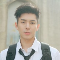 Lin Haoyang tidak menyarankan orang-orang untuk operasi plastik tapi ia mendukung para penggemar untuk menghadapi dunia. Aku sebenarnya orang biasa saja jika aku bisa kalian juga bisa, tambah Lin. Foto: Dok. Weibo