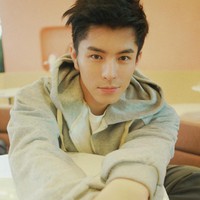 Seorang aktor China disebut mengalami keajaiban medis karena perubahan wajahnya. Pria bernama Liao Jinfeng yang dulu disebut kebanyakan operasi plastik itu baru-baru ini muncul kembali dengan wajah baru yang lebih ganteng dan alami. Foto: Dok. Weibo