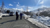 Gubernur Alaska Muke Dunleavy, melihat longsor salju di Anchorage, Alaska, AS. Gambar diperoleh pada 28 Maret 2022 diambil pada 26 Maret 2022. (Municipality of Anchorage/Handout via REUTERS).