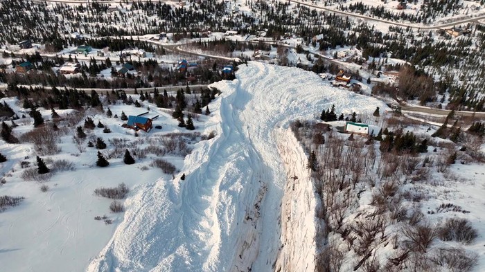 Longsoran Salju Tutupi Jalan di Alaska Longsoran salju terjadi di lereng gunung Alaska, Amerika Serikat. Salju ini turun dan menutup jalan di Hiland Road, Anchorage, Alaska.