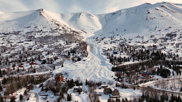 Longsor Salju Besar Banget Hingga Tutupi Jalanan di Alaska