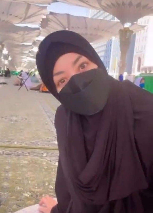 Pemain film Dua Garis Biru itu menjalani ibadah umrah sejak 19 Maret 2022. Lulu Tobing mengunggah foto pesawat yang membawanya ke Tanah Suci. “Dulu sering diajak..tp karena belum ada keinginan dari diri sendiri saya selalu menolak..padahal jaman itu belum ada virus yang mengerikan kaya sekarang. Justru disaat keadaan ga senyaman dan seaman dulu malah ada keinginan untuk pergi,” tulisnya pada keterangan foto. Foto: Dok. Instagram @lutob