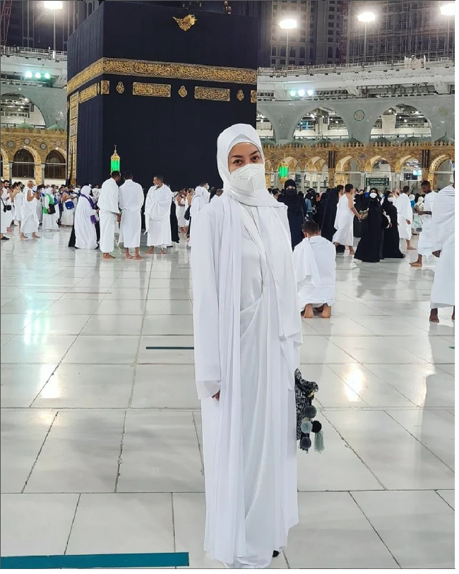 Lulu Tobing berpose di depan Kabah dengan busana serba putih. Lulu diketahui menjadi mualaf menjelang menikah dengan cucu Soeharto, Danny Bimo Hendro Utomo Rukmana pada 2006. Pernikahan tersebut berakhir dengan perceraian pada 2016. Foto: Dok. Instagram @lutob