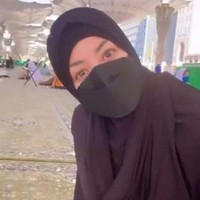 Pemain film Dua Garis Biru itu menjalani ibadah umrah sejak 19 Maret 2022. Lulu Tobing mengunggah foto pesawat yang membawanya ke Tanah Suci. “Dulu sering diajak..tp karena belum ada keinginan dari diri sendiri saya selalu menolak..padahal jaman itu belum ada virus yang mengerikan kaya sekarang. Justru disaat keadaan ga senyaman dan seaman dulu malah ada keinginan untuk pergi,” tulisnya pada keterangan foto. Foto: Dok. Instagram @lutob
