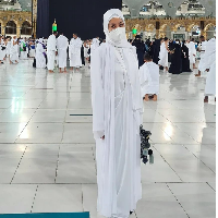 Lulu Tobing berpose di depan Kabah dengan busana serba putih. Lulu diketahui menjadi mualaf menjelang menikah dengan cucu Soeharto, Danny Bimo Hendro Utomo Rukmana pada 2006. Pernikahan tersebut berakhir dengan perceraian pada 2016. Foto: Dok. Instagram @lutob