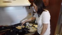 Ibu dari 3 anak ini juga pernah memasak ikan dori. Hidangan itu dibuatnya bersama anak keduanya yaitu El Rumi. Foto: Instagram @maiaestiantyreal