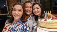 Momennya bersama sang teman-teman juga kerap dibagikan oleh Maia. Salah satunya saat merayakan ulang tahun sahabatnya. Foto: Instagram @maiaestiantyreal