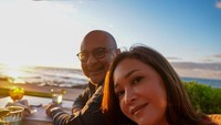 Istri dari Irwan Mussry ini juga kerap membagikan momen romantis bersama. Salah satunya saat menikmati senja sambil bersantap. Foto: Instagram @maiaestiantyreal