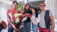 Maia Estianty bersama Al dan Dul merayakan ulang tahunnya. Ia diberikan hadiah kue ulang tahun dan buket bunga cantik. Foto: Instagram @maiaestiantyreal