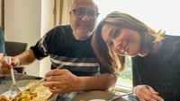 Maia dan Irwan Mussry tampak membagikan momen keduanya saat menikmati sarapan di hotel. Tampaknya mereka menikmati nasi kuning bersama. Foto: Instagram @maiaestiantyreal