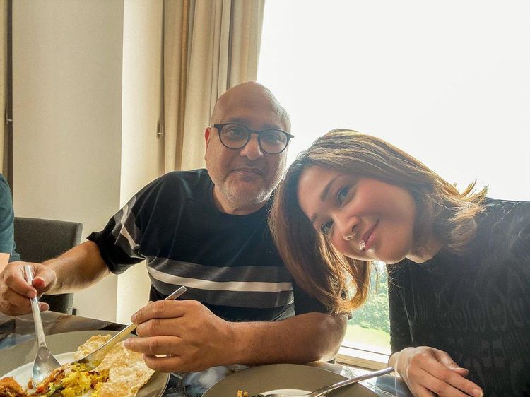 Momen Maia Estianty Makan Bareng Suami dan Masak Chicken Wing