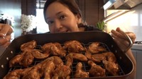 Maia Estianty juga hobi memasak. Salah satu momennya memasak chicken wings ia bagikan ke akun Instagram. Foto: Instagram @maiaestiantyreal