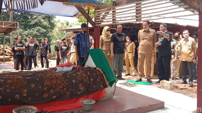 Makam di atas bukit di Lamongan yang dipercaya merupakan makam dari Ibunda Gajah Mada