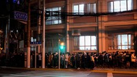 Tak hanya di supermarket, warga Shanghai juga tampak mengantre di luar rumah sakit untuk menjalani tes massal COVID-19, Minggu (27/3/2022) malam. REUTERS/Aly Song.  