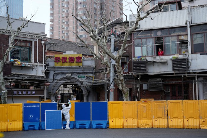Kenaikan kasus COVID-19 membuat China mengunci wilayah Shanghai mulai Senin (28/3). Malam hari jelang lockdown, warga antre beli bahan makanan di supermarket.