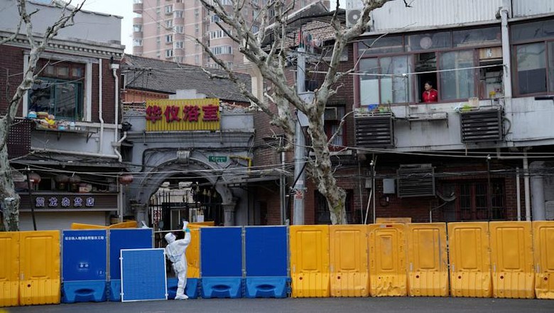 Kenaikan kasus COVID-19 membuat China mengunci wilayah Shanghai mulai Senin (28/3). Malam hari jelang lockdown, warga antre beli bahan makanan di supermarket.