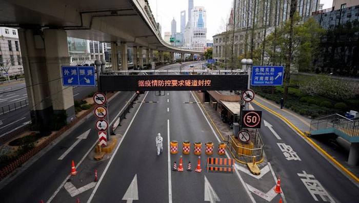 Malam-malam, Warga Shanghai Antre Beli Bahan Makanan Sebelum Lockdown Kenaikan kasus COVID-19 membuat China mengunci wilayah Shanghai mulai Senin (28/3). Malam hari jelang lockdown, warga antre beli bahan makanan di supermarket.