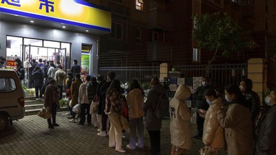 Malam-malam, Warga Shanghai Antre Beli Bahan Makanan Sebelum Lockdown