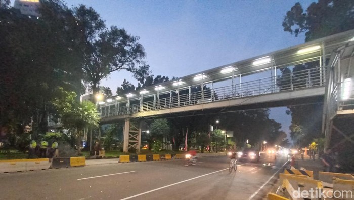 Massa BEM SI yang berdemonstrasi di sekitar Patung Kuda, Jakarta Pusat telah membubarkan diri. Jalan Medan Merdeka Barat kini kembali dibuka. (Wildan/detikcom)