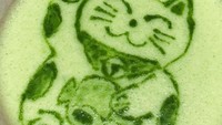 Untuk membuat lukisan ini, Megumi menggunakan bubuk matcha yang diseduh dengan sedikit air sehingga warnanya masih hijau pekat. Ia pun melukis dengan detail.  Foto: Instagram @grace.ocha
