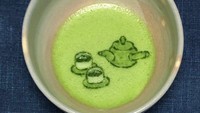 Dua cangkir teh dan satu teko pun jadi ide lukisan. Warna hijau matcha ini terlihat segar dan siapapun yang melihatnya pasti ingin menikmati. Foto: Instagram @grace.ocha