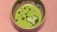 Seorang penggemar matcha asal Jepang punya kemampuan untuk membuat lukisan di atas minuman teh hijau ala Jepang ini. Gambarnya menarik sehingga membuat siapapun tergoda menikmatinya. Foto: Instagram @grace.ocha