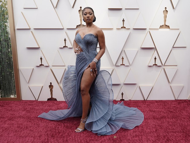 Rapper Megan Thee Stallion menunjukkan sisi glamornya di Oscar 2022. Gaun biru pastel bersiluet mermaid rancangan Gaurav Gupta menjadi andalannya. (Foto: Jae C. Hong/Invision/AP)