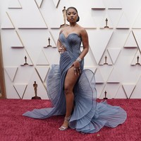 Rapper Megan Thee Stallion menunjukkan sisi glamornya di Oscar 2022. Gaun biru pastel bersiluet mermaid rancangan Gaurav Gupta menjadi andalannya. (Foto: Jae C. Hong/Invision/AP)