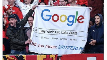 Swiss yang satu grup dengan Italia justru jadi juara grup dan melaju ke Piala Dunia 2022 yang digelar di Qatar. Mereka pun mengejek Italia, harus nonton bola dari rumah dan lelucon bahwa Italia Piala Dunia 2022 tidak ada di pencarian Google. Foto: Twitter