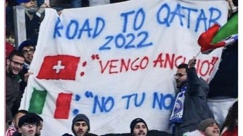 Spanduk tersebut seakan menjawab jumawa para fans Italia saat menghadapi Swiss di kualifikasi. Foto: Twitter