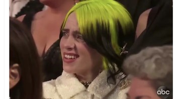 Penyanyi Billie Eilish tertangkap kebingungan dengan apa yang terjadi di atas panggung Oscar. Foto: Twitter