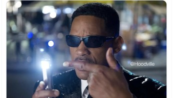 Meme Will Smith mencoba menghapus ingatan semua orang akan tamparannya pada Chris Rock, sesuai perannya di film Man in Black. Foto: Twitter