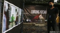 Pameran foto ini menceritakan sebuah proses perjalanan kecil kehidupan manusia yang diangkat dari setiap peristiwa yang tertangkap kamera.