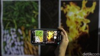 Tidak lupa pengunjung mengabadikan foto-foto yang dipamerkan.