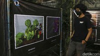 Seorang pengunjung melihat pameran foto di Roemah Icha 13, Jakarta, Senin (28/3/2022).