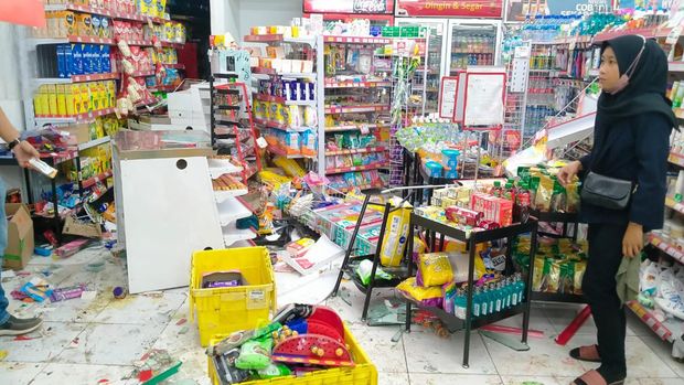 Mobil tabrak masuk minimarket di Kudus, Senin (28/3/2022).