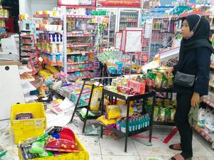 Brak! Mobil Tabrak Minimarket hingga Porak-poranda di Kudus