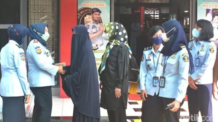 Momen bebasnya A dari Lapas Perempuan Malang