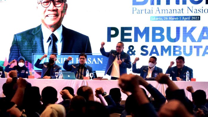 Momen Ketum PAN Saat Beri Motivasi untuk DPRD se-Indonesia Ketua Umum PAN Zulkifli Hasan meminta Anggota DPRD PAN untuk berkolaborasi bersama Gubernur dan Bupati seluruh Indonesia dalam acara Bimbingan Teknis Nasional untuk DPRD PAN Seluruh Indonesia yang dilaksanakan di Novotel Mangga Dua, Minggu (27/3/2022).