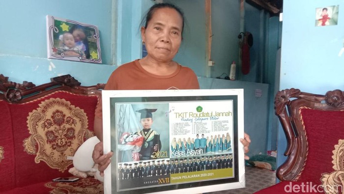 Nenek anak tenggelam di saat mencari ikan ketika Waduk Wlingi, Blitar dikuras.