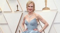 Sementara Nicole Kidman tak mau kalah dengan gaun panjang yang mengekspose bahunya itu. Getty Images via AFP/DAVID LIVINGSTON
