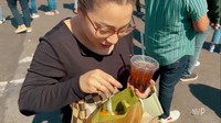 Selain nasi camour khas Bali, Nikita Willy juga menemukan gerai es cendol di bazar kuliner yang berlokasi di Los Angeles. Foto: YouTube Nikita Willy Official