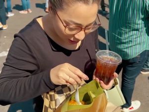 Kangen Makanan Indonesia, Nikita Willy Cicip Nasi Campur Bali di LA