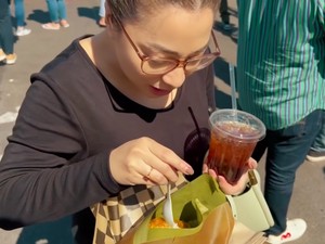 Kangen Makanan Indonesia, Nikita Willy Cicip Nasi Campur Bali di LA
