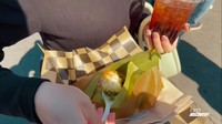 Salah satunya ada kuliner berupa nasi campur khas Bali. Nasi campur tersebut bahkan dibungkus menggunakan kertas seperti di Indonesia. Foto: YouTube Nikita Willy Official